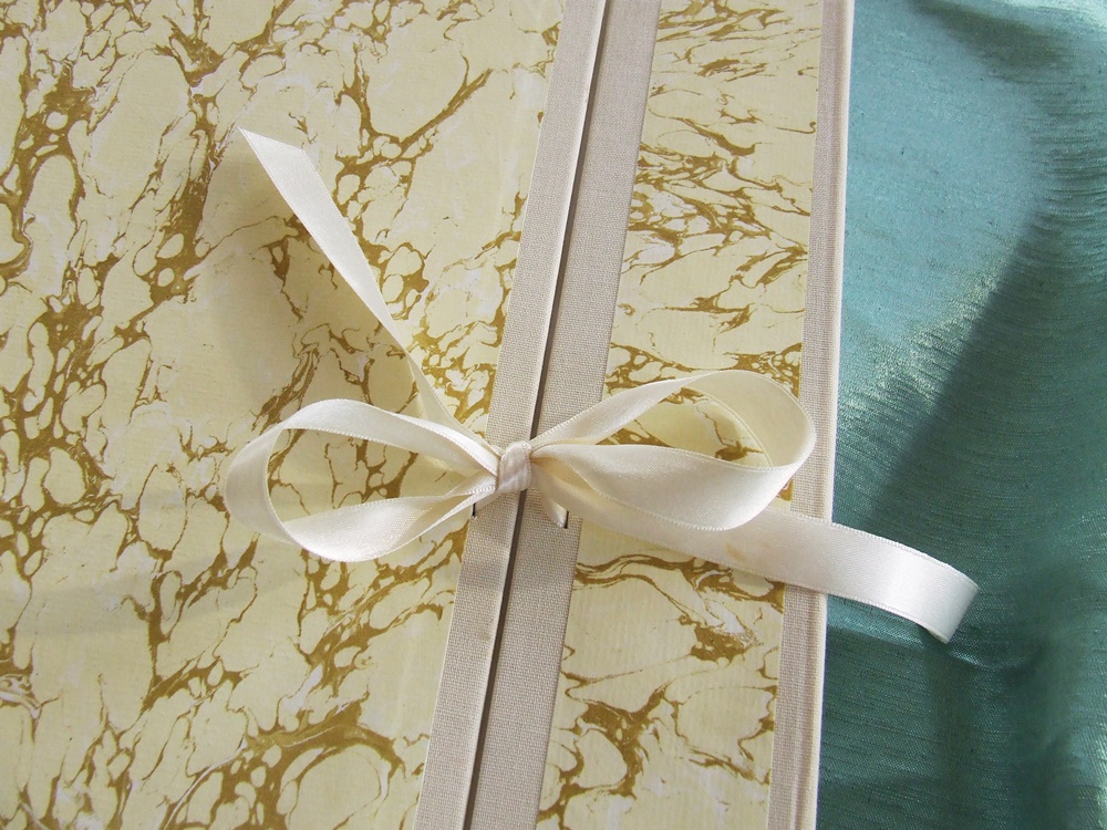 Klappeinband mit marmoriertem Papier und Schleife